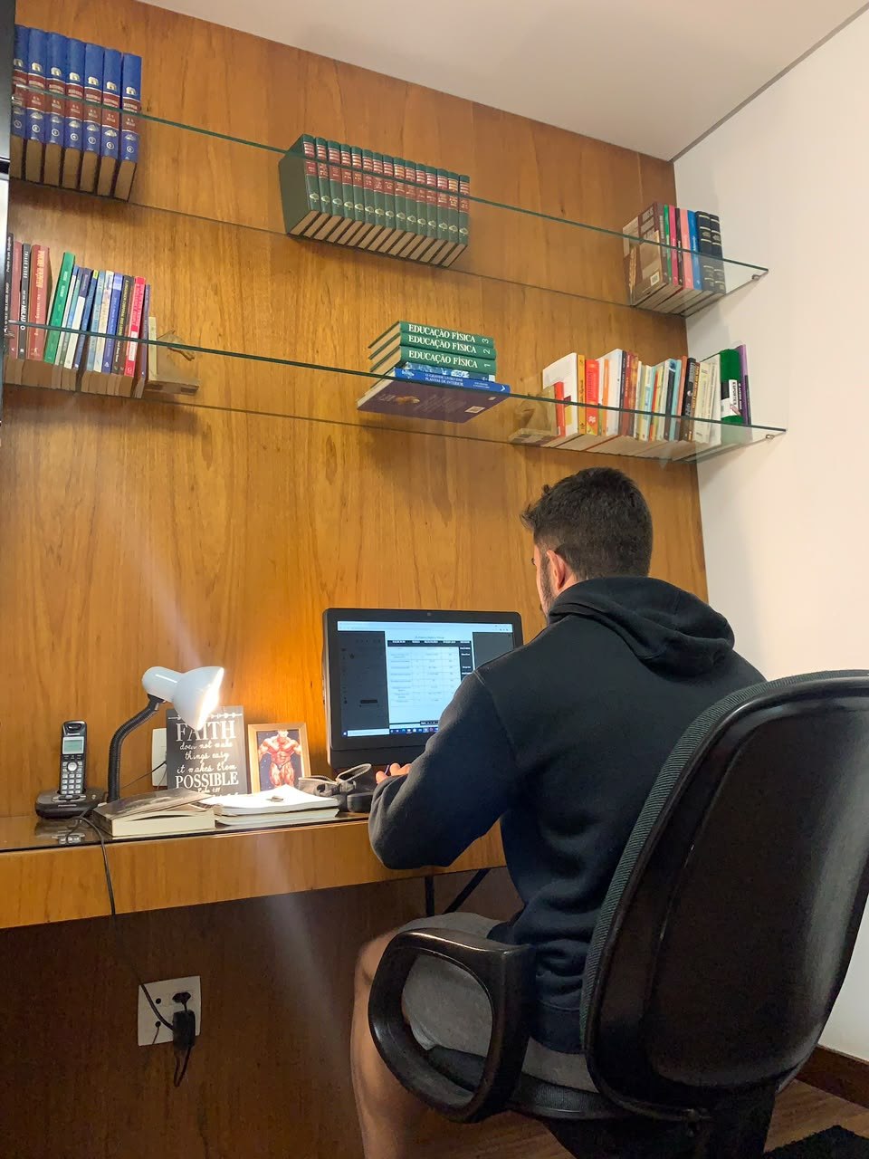 Bruno Viotti montando a prescrição de treino de um aluno no computador.